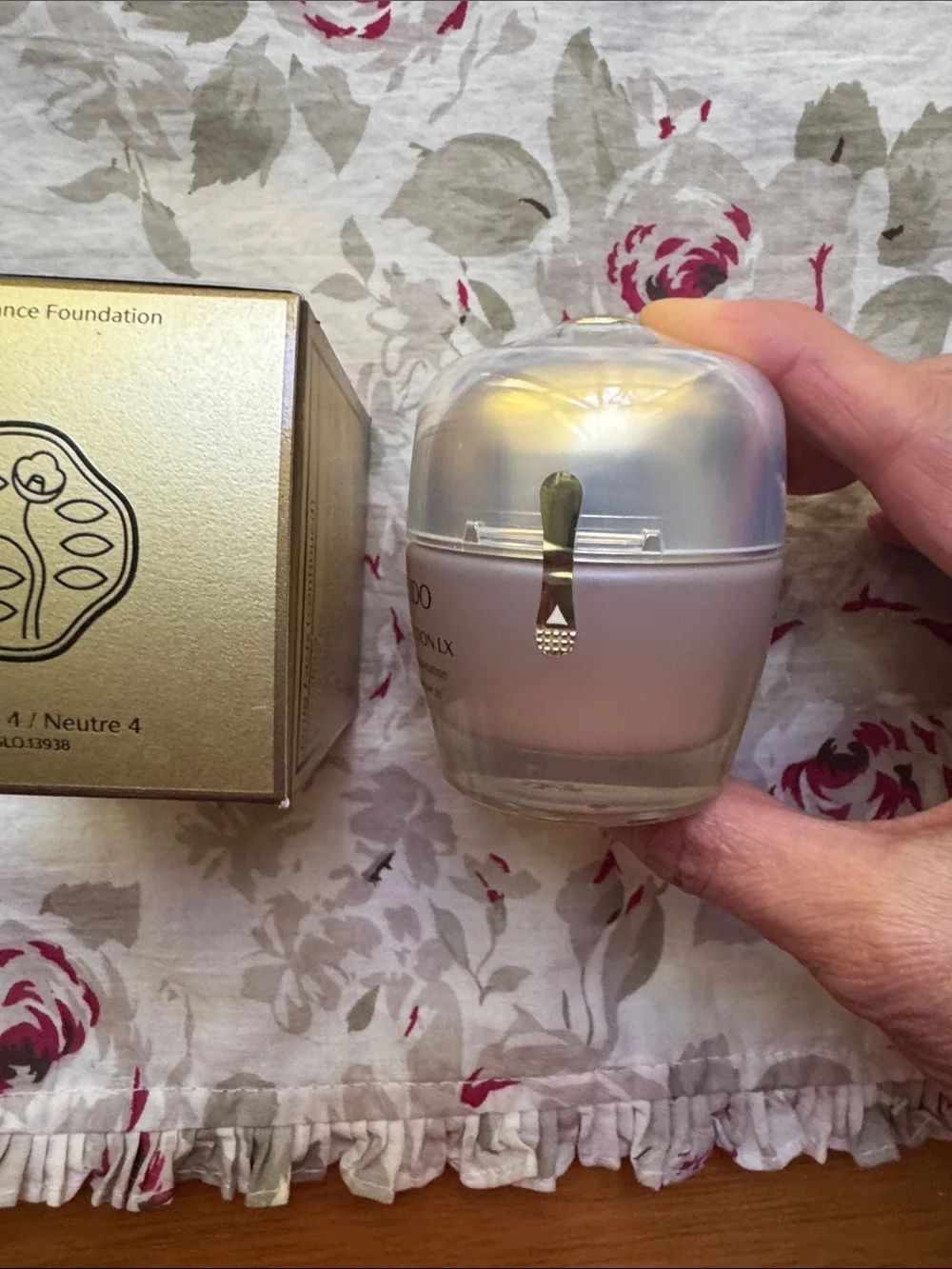 Shiseido Future Solution LX Total Radiance Foundation - Neural 4 - Picture 4 of 5